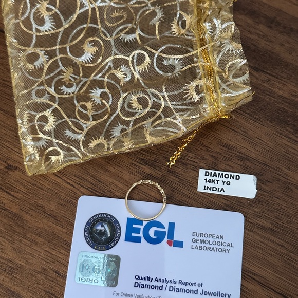 Gold Ring with Diamonds - Picture 5 of 8